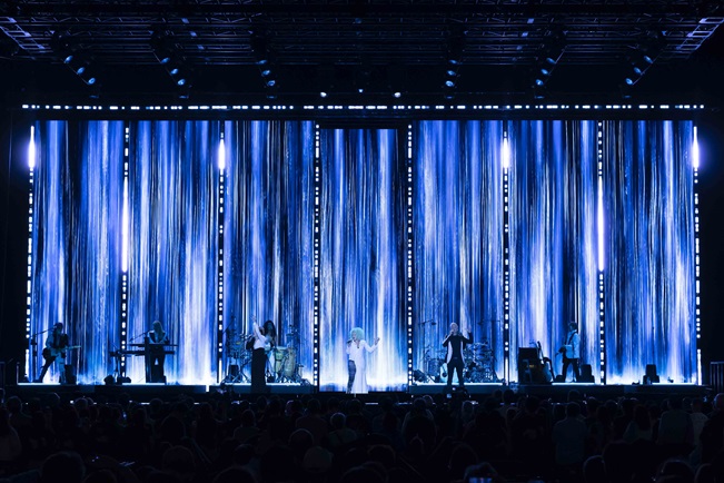 Who Let in the Rain ライブ写真